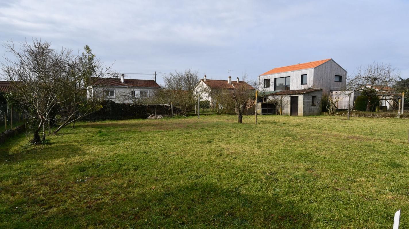 CLISSON Terrain constructible, en second rideau, à viabiliser de 475 M² 2