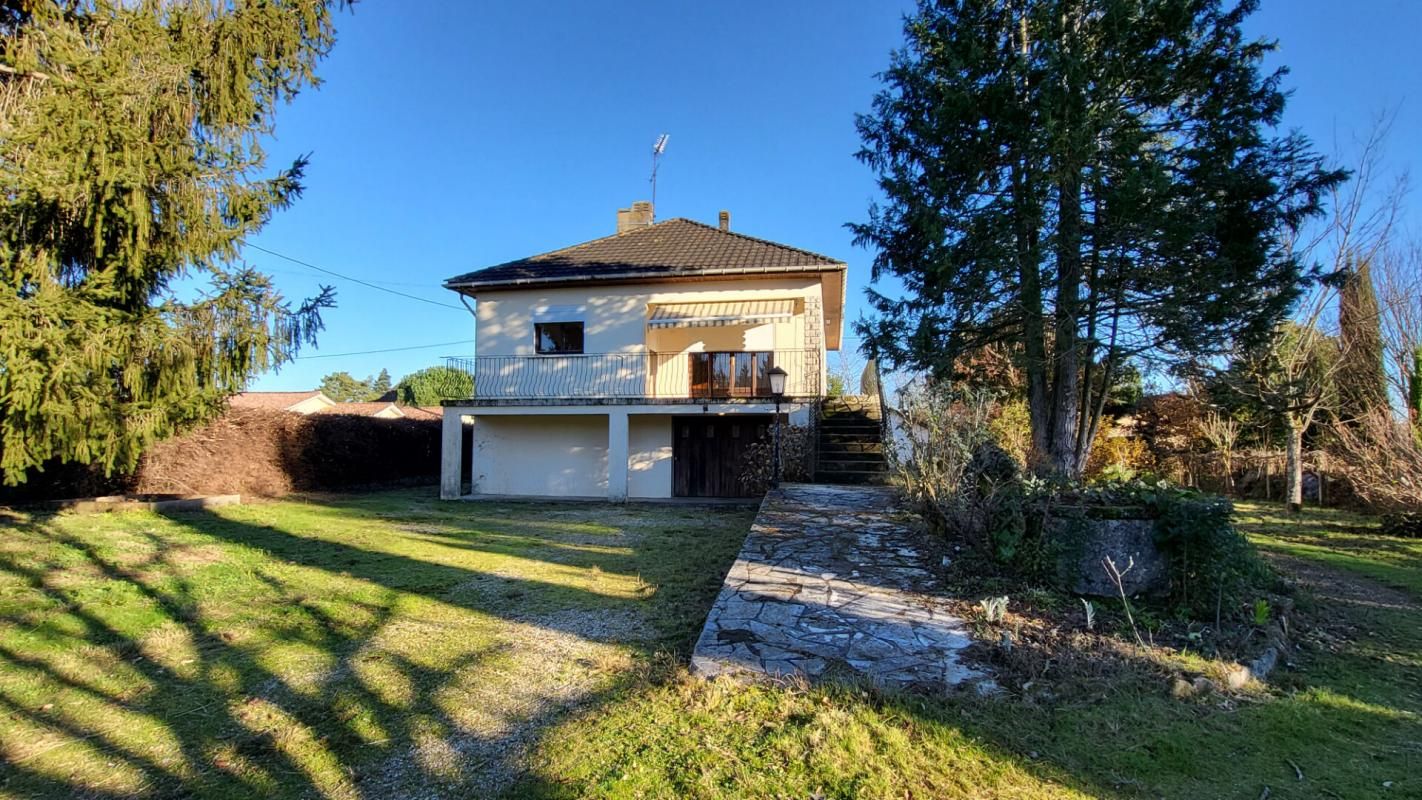 Proche Mussidan Maison sur sous sol total 8 pièces sur parcelle de plus de 2781 m²