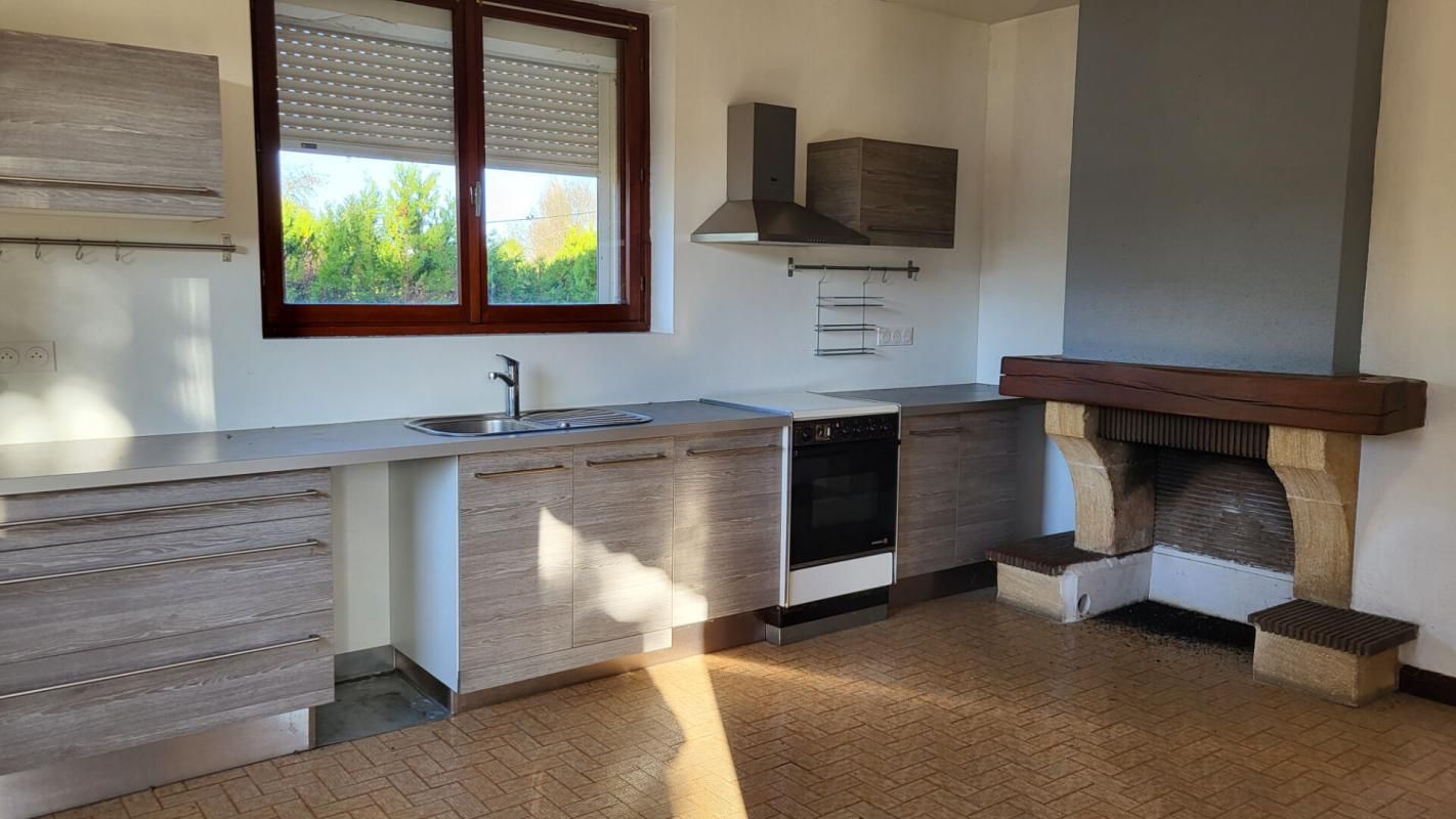 SAINT-MEDARD-DE-MUSSIDAN Proche Mussidan Maison  sur sous sol total  8 pièces sur parcelle de plus de 2781 m² 3