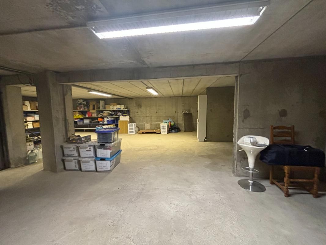 LYON-8E-ARRONDISSEMENT LOCAL /GARAGE  BOX A VELOS - LYON 8 -101 M2 2