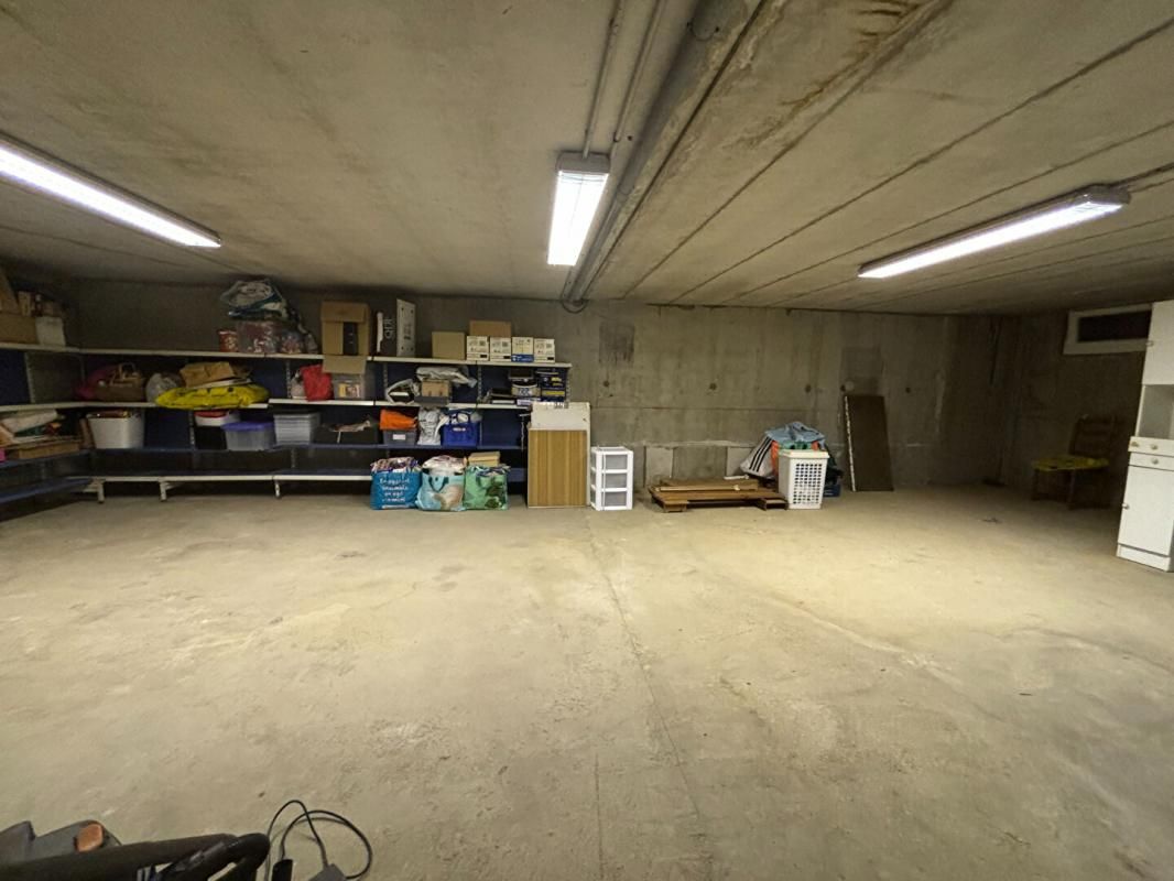 LYON-8E-ARRONDISSEMENT LOCAL /GARAGE  BOX A VELOS - LYON 8 -101 M2 3