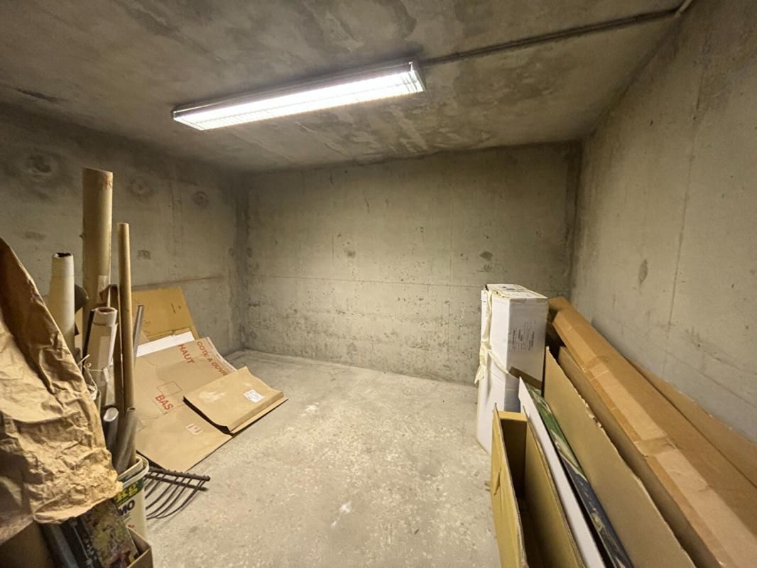 LYON-8E-ARRONDISSEMENT LOCAL /GARAGE  BOX A VELOS - LYON 8 -101 M2 4