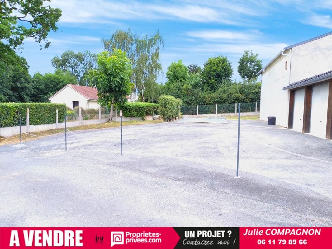 LE PIN-EN-MAUGES HANGAR AVEC Terrain 432 m² - 4 garages et 1 local technique 2