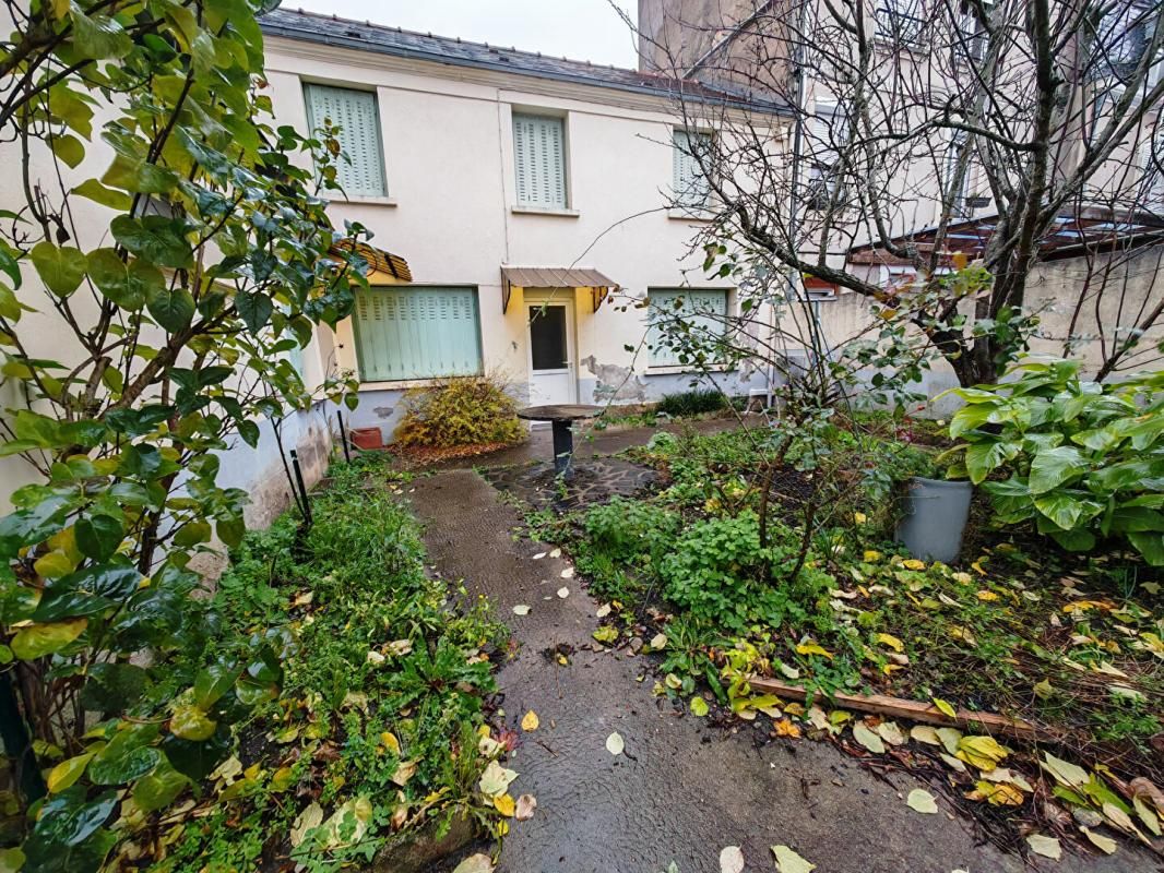 Maison de ville rénovée en C et habitable de suite à Châteauroux, 2 chambres, cour et garage