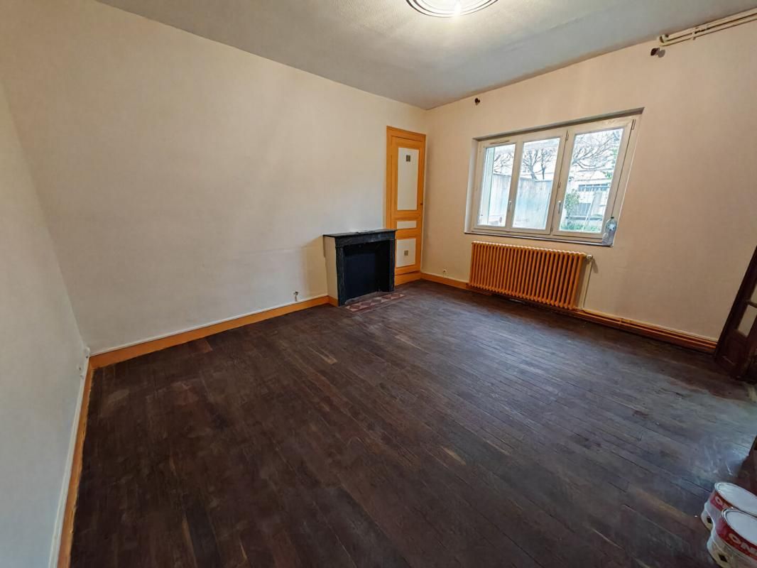 CHATEAUROUX Maison de ville rénovée en C et habitable de suite à Châteauroux, 2 chambres, cour et garage 2