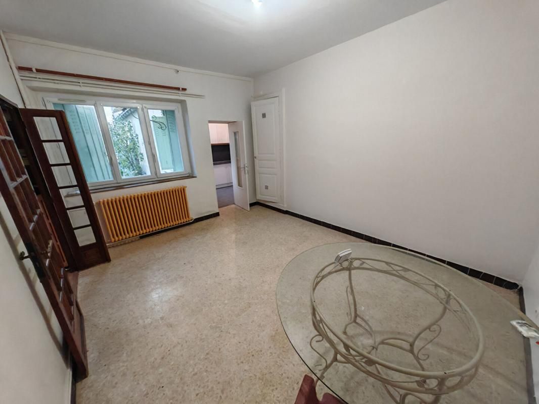 CHATEAUROUX Maison de ville rénovée en C et habitable de suite à Châteauroux, 2 chambres, cour et garage 3