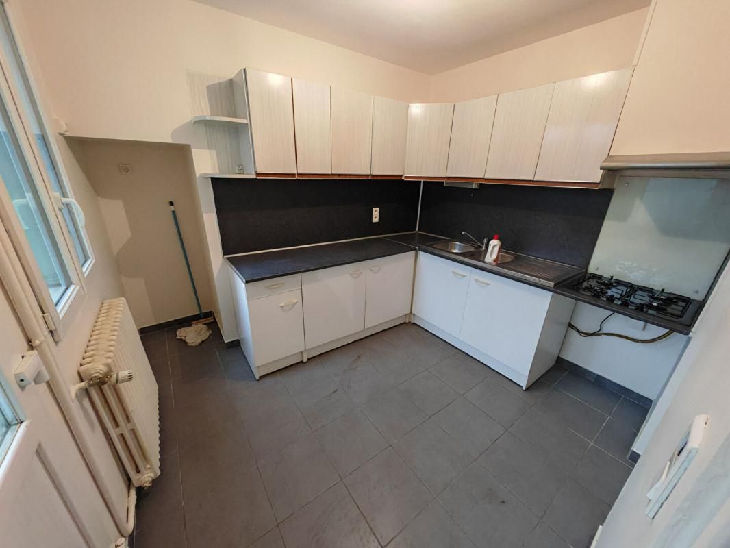 CHATEAUROUX Maison de ville rénovée en C et habitable de suite à Châteauroux, 2 chambres, cour et garage 4