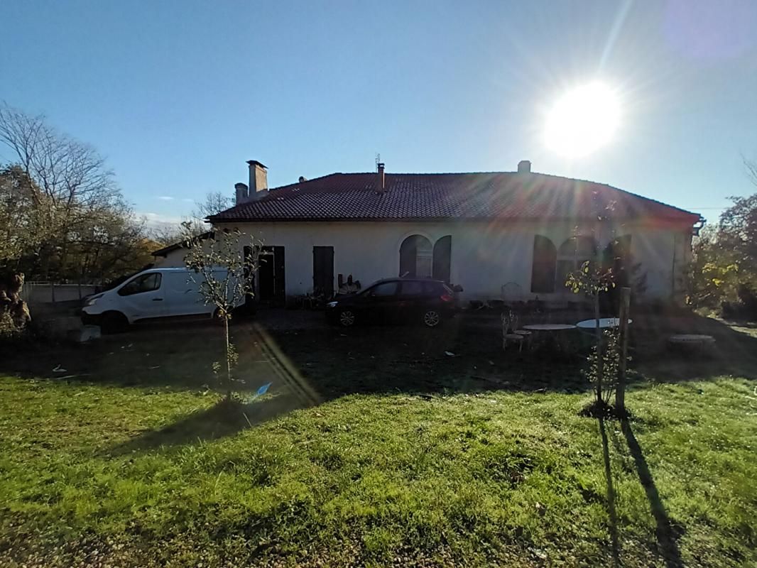 SAINT-DENIS-DE-PILE Maison de caractère en campagne 2