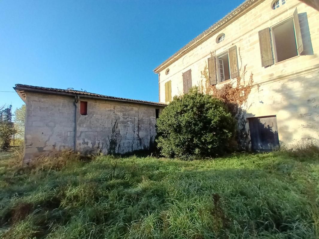 SAINT-DENIS-DE-PILE Maison de caractère en campagne 3