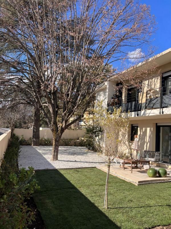 MANOSQUE, dans VILLA, superbe APPARTEMENT T4 de 87 m² en RDC avec jardin, terrasse et parkings privés