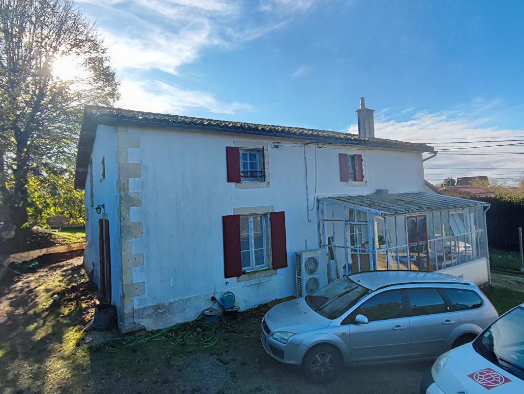 AZAY-LE-BRULE Ensemble Immobilier à Vendre - Azay-le-Brûlé 79400 2
