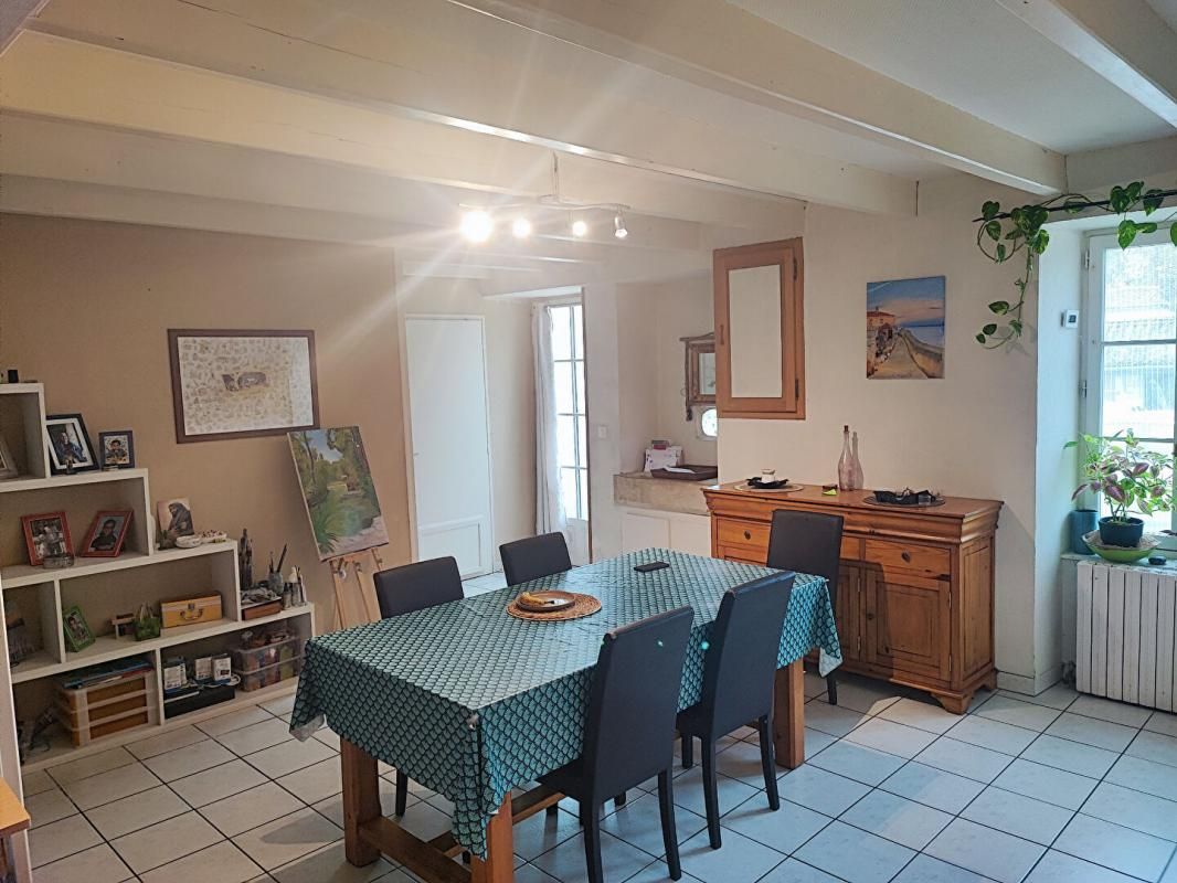 AZAY-LE-BRULE Ensemble Immobilier à Vendre - Azay-le-Brûlé 79400 3