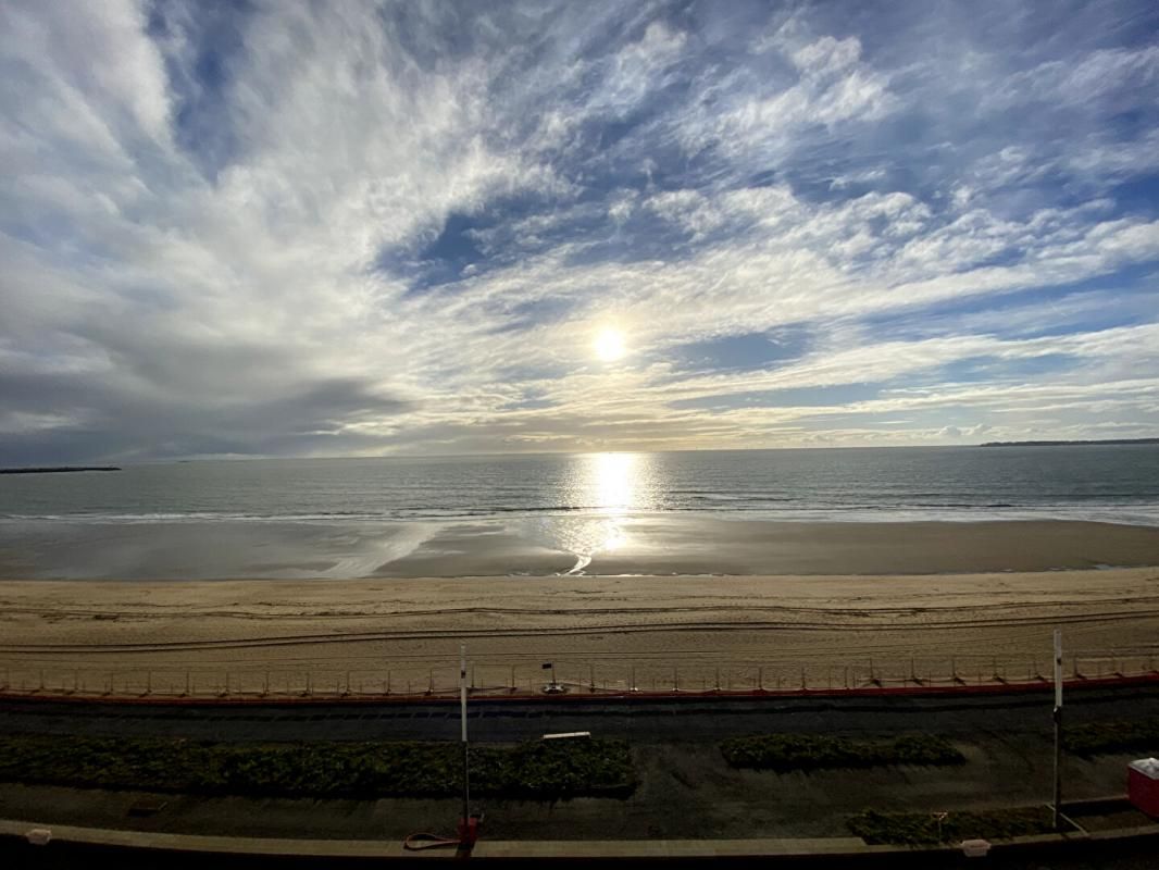 LA BAULE FACE MER  APPARTEMENT TRAVERSANT AVEC STATIONNEMENT ET CAVE