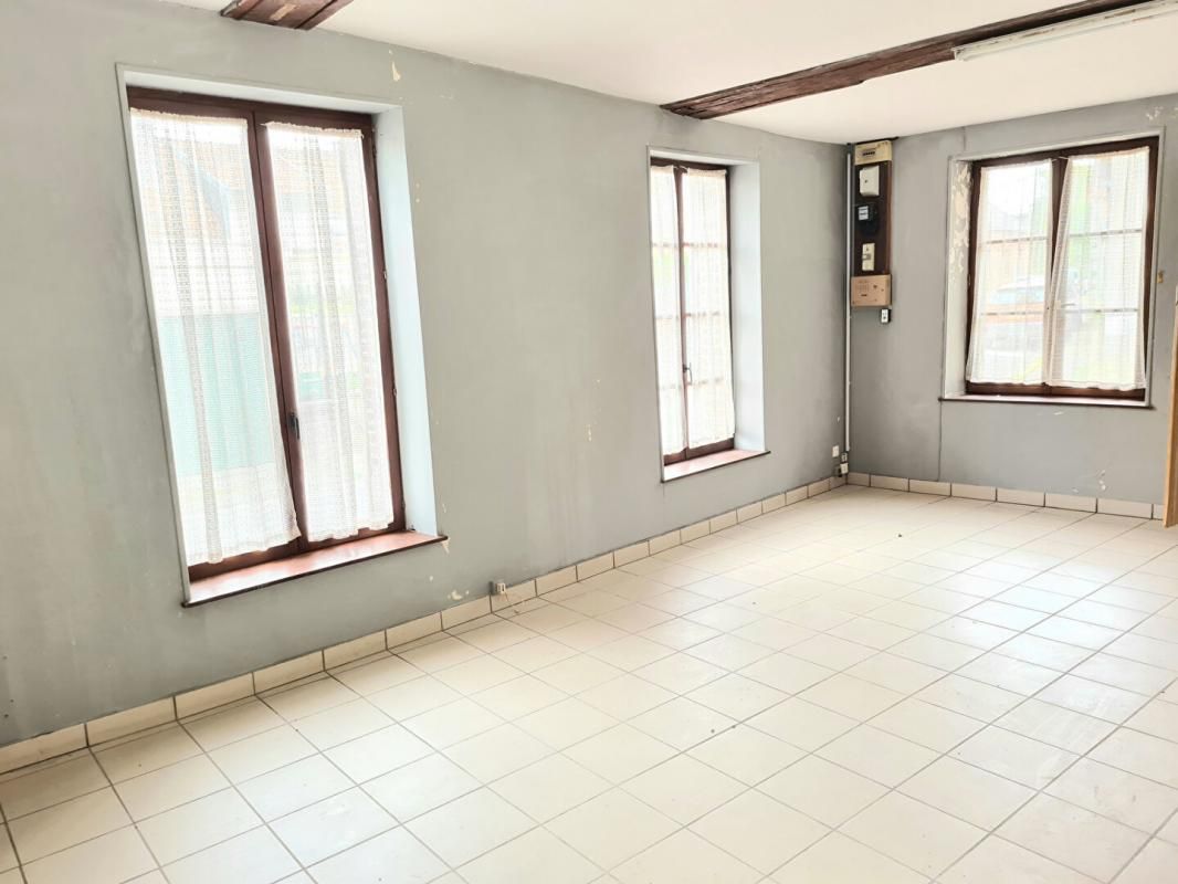 LES ANDELYS Exclusivité - Les Andelys centre - Maison en pierre d'environ 140 m2 à rénover sur 620m2 de terrain plat - Prix : 99.990 3