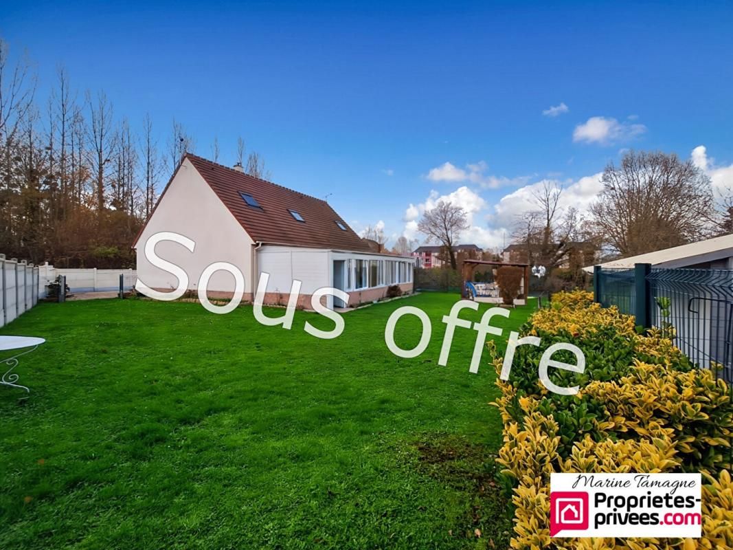 Maison individuelle 4 chambres en retrait de rue avec joli terrain et grand garage double