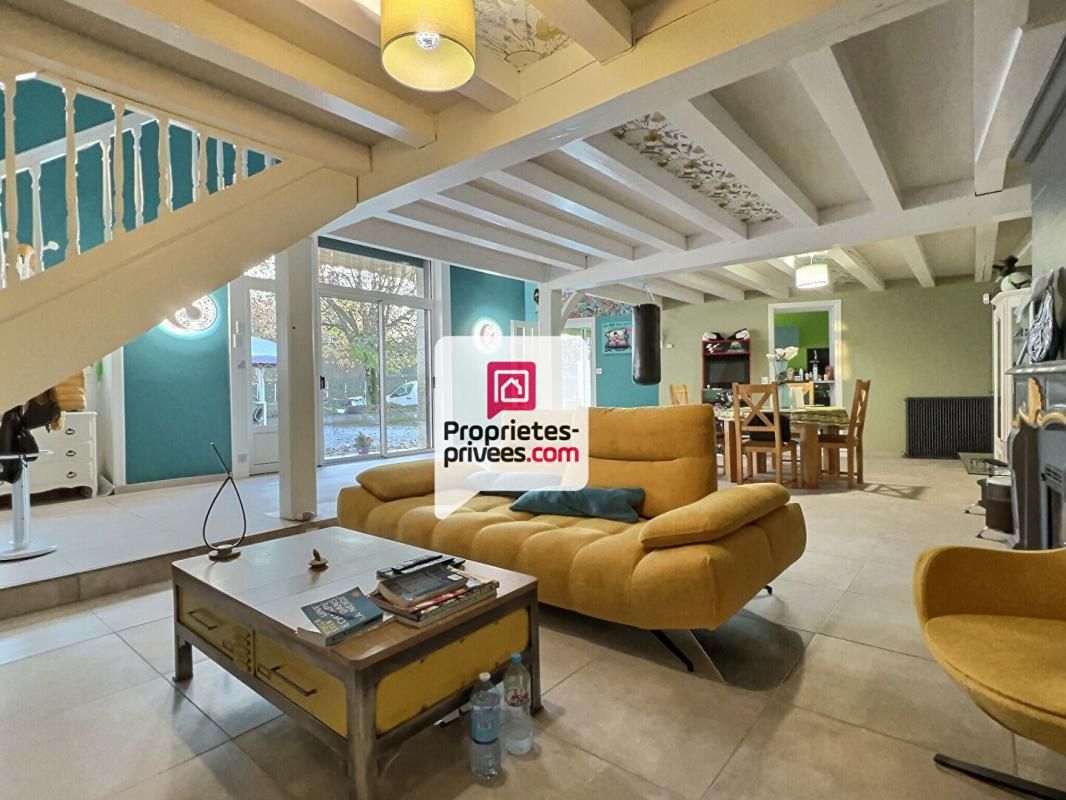 Belle propriété composée de 2 maisons indépendantes de 152m² et 95.5m² entièrement rénovées avec 1.75 ha de terrains sur CHALAGNAC (24380)