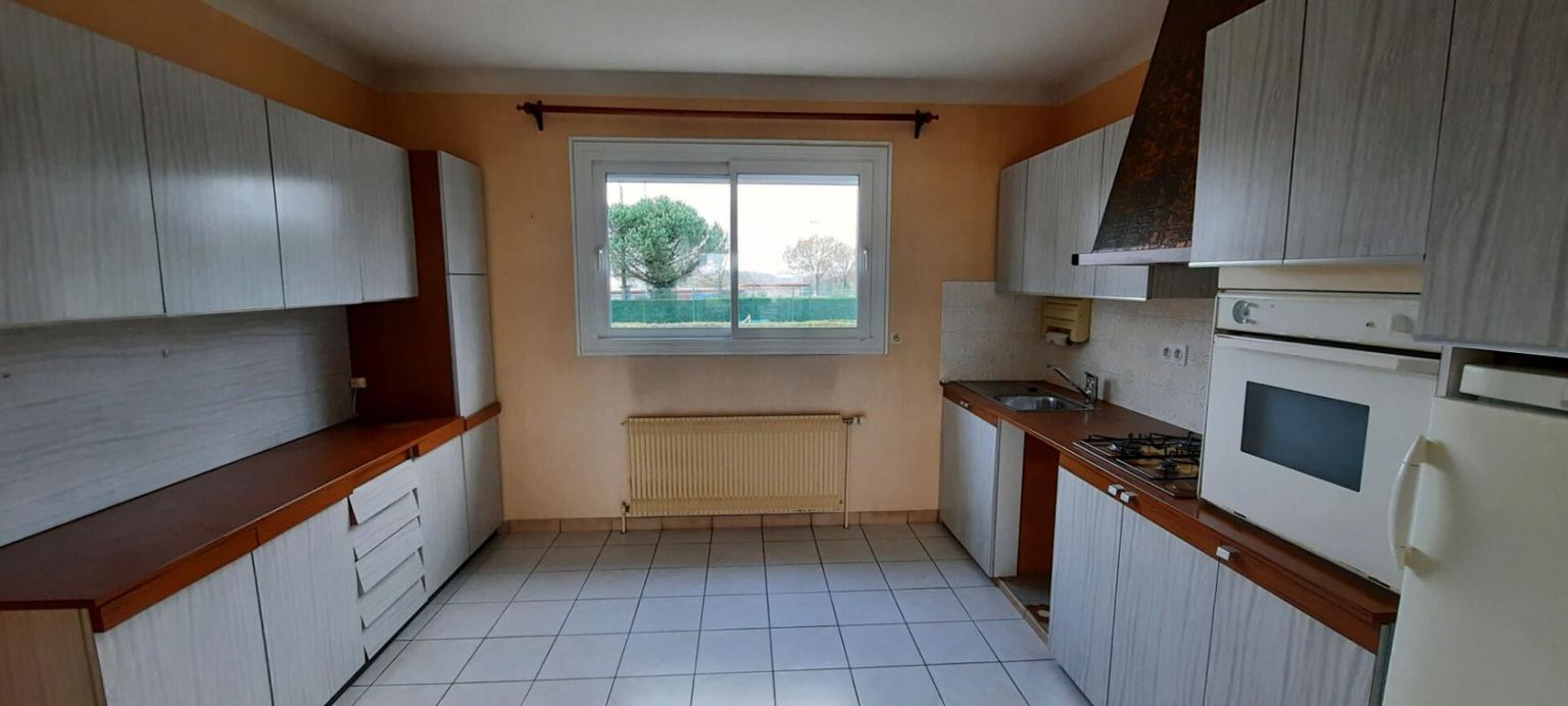 GORGES Maison Nantaise Gorges 5 P . 4 Chs . 93.67  M² . T 369 M² . Sous sol et garage 3