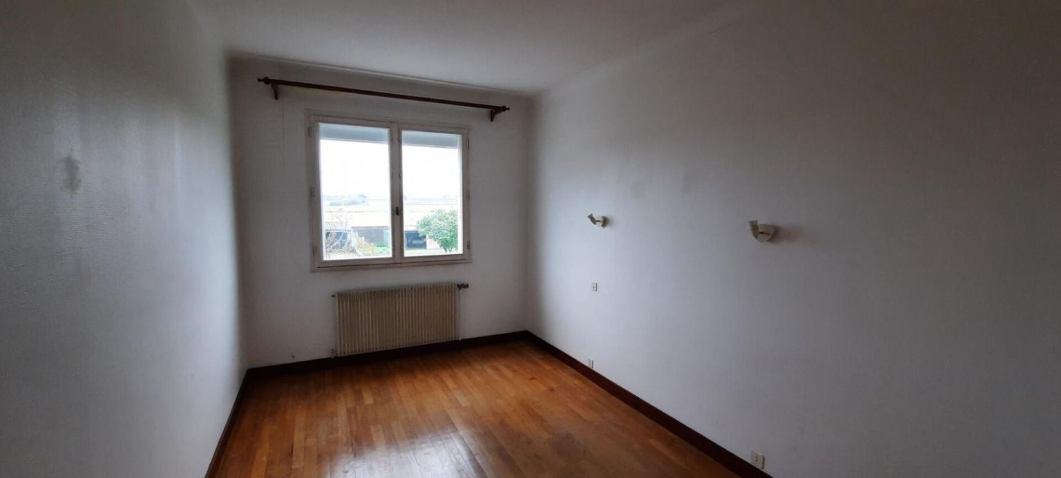 GORGES Maison Nantaise Gorges 5 P . 4 Chs . 93.67  M² . T 369 M² . Sous sol et garage 4
