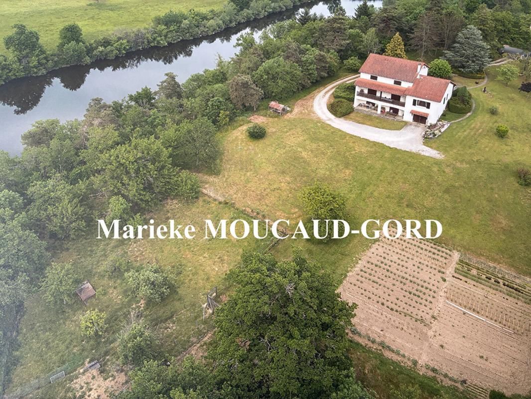 BEAUZAC Maison individuelle de 295 m², 6chambres,au coeur d'1.3hectare avec accès à la rivière 1