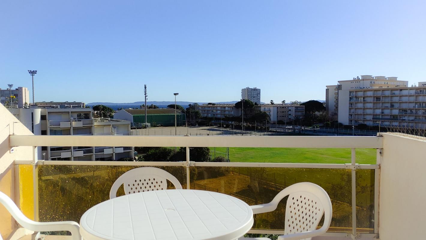 LE LAVANDOU LE LAVANDOU Appartement 2 pièces 31 m2+terrasse vue mer+parking sécurisé à louer meublé à l'année 1
