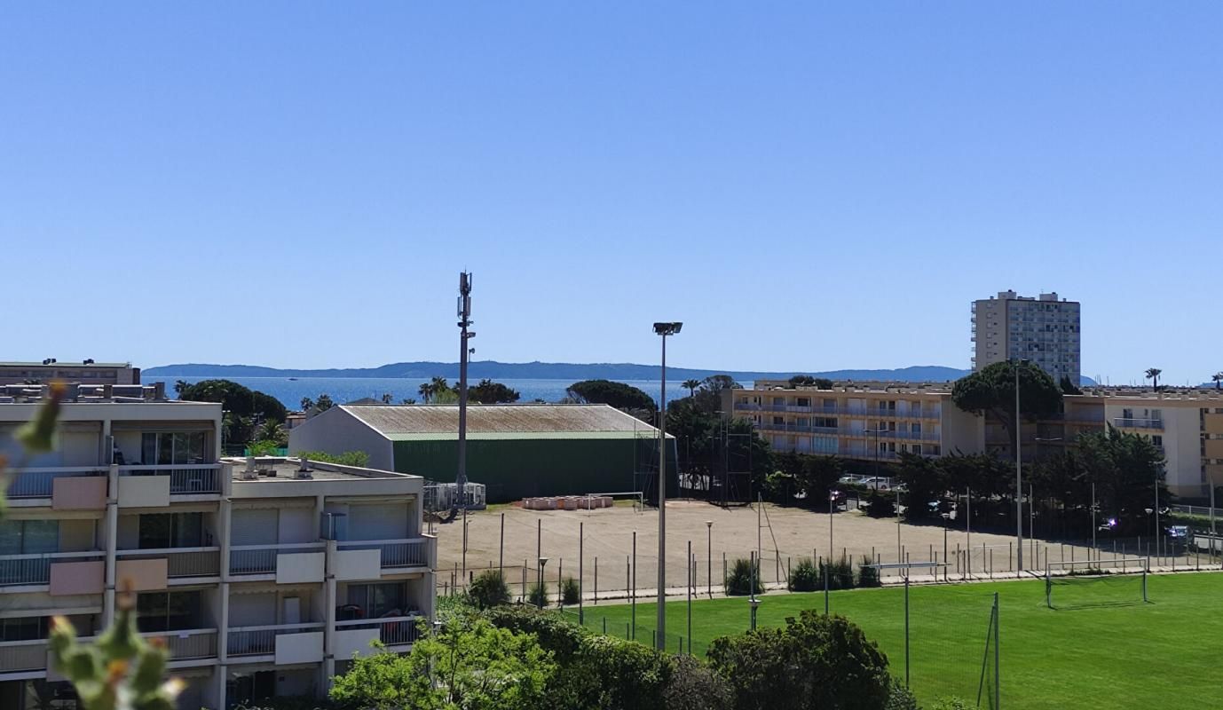 LE LAVANDOU LE LAVANDOU Appartement 2 pièces 31 m2+terrasse vue mer+parking sécurisé à louer meublé à l'année 2