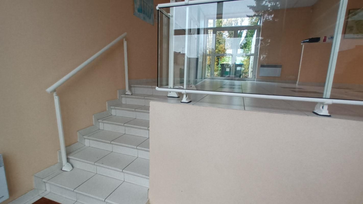 NEUILLY-EN-THELLE Immeuble de bureaux , 1 accueil, 3 bureaux 2