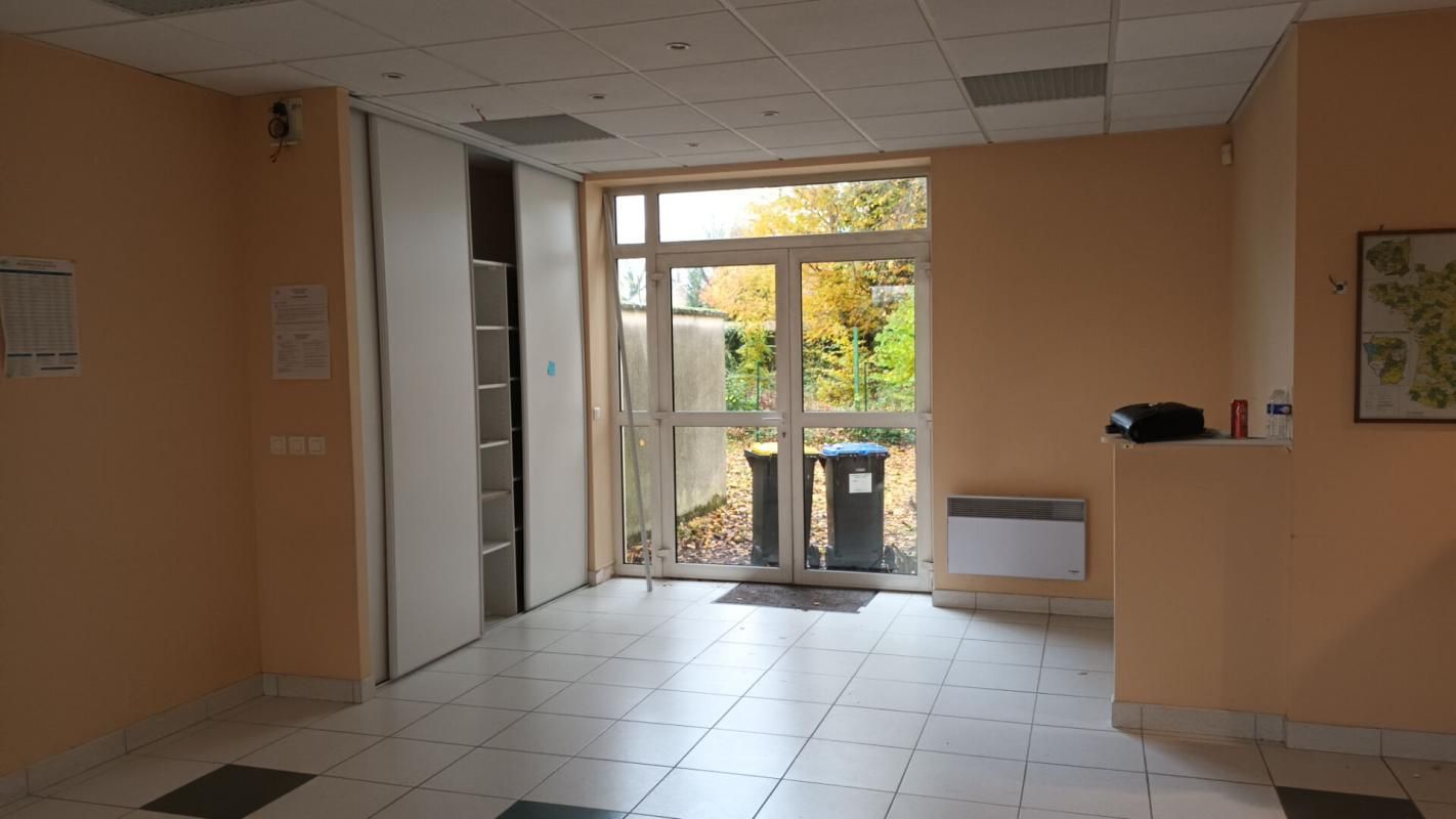 NEUILLY-EN-THELLE Immeuble de bureaux , 1 accueil, 3 bureaux 4