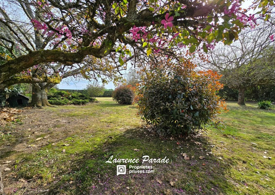 MONTPON-MENESTEROL Maison  de charme sur un parc, avec garage, puits 4