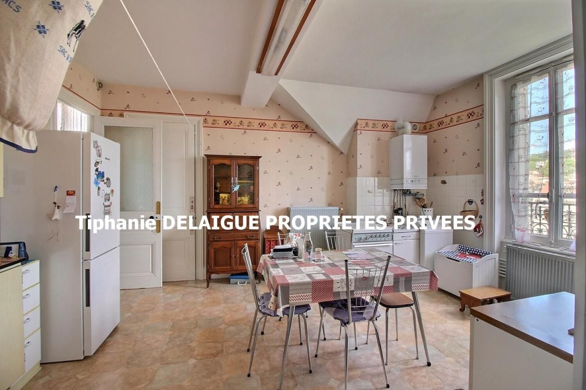 SAINT-ETIENNE Saint Etienne 42100 secteur bas du Cours-Fauriel Appartement T2 au 4ème dernier étage sans ascenseur 70m² habitables 1 chambre GARAGE 2 GRENIERS 2 CAVES 2