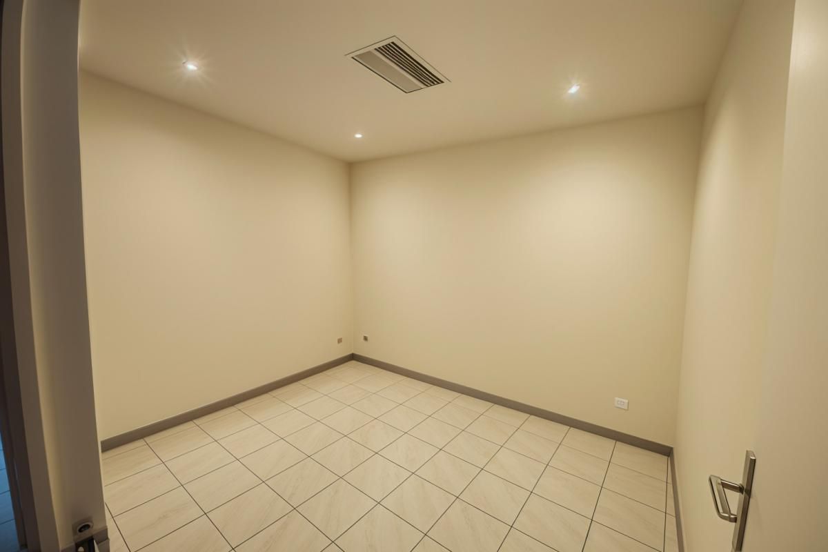 CADENET À LOUER : Local commercial au coeur de Cadenet 54 m² 2