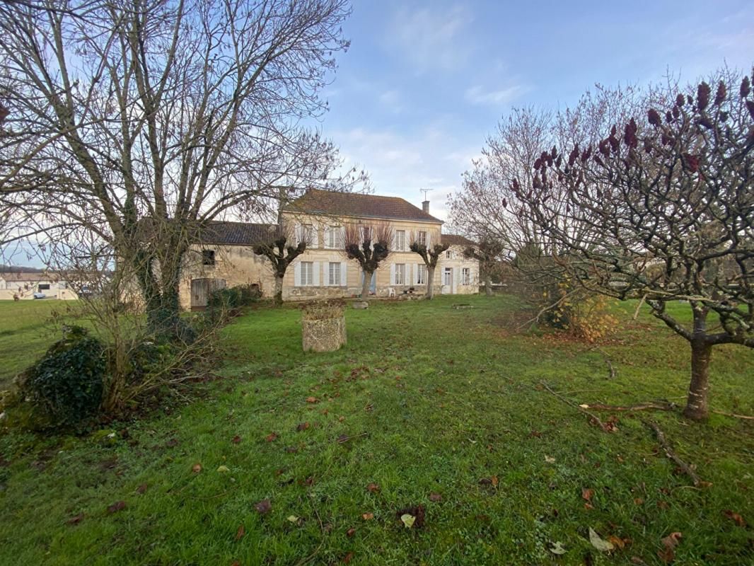 PLASSAY EXCLUSIVITE Maison charentaise de 161 m2 1
