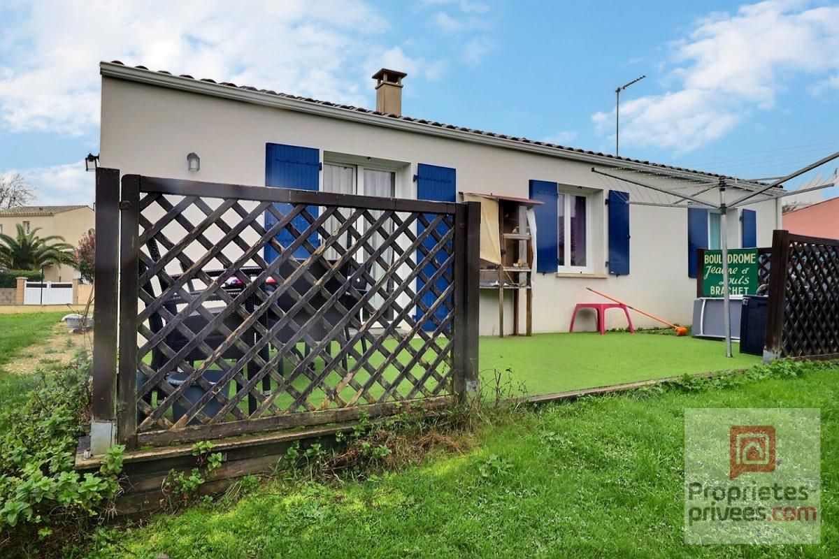 Lumineuse Maison de plain-pied de 2010 - Norme RT 2012- 88 m2 habitables - 3 chambres - grand cellier -cabanon de jardin - piscine hors sol
