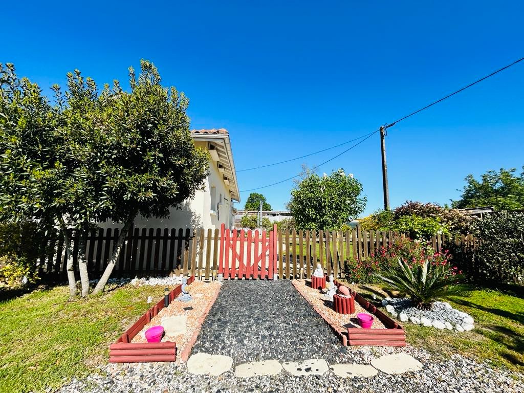 LA LANDE-DE-FRONSAC Maison La Lande De Fronsac avec beau jardin à 650m des commerces! 2