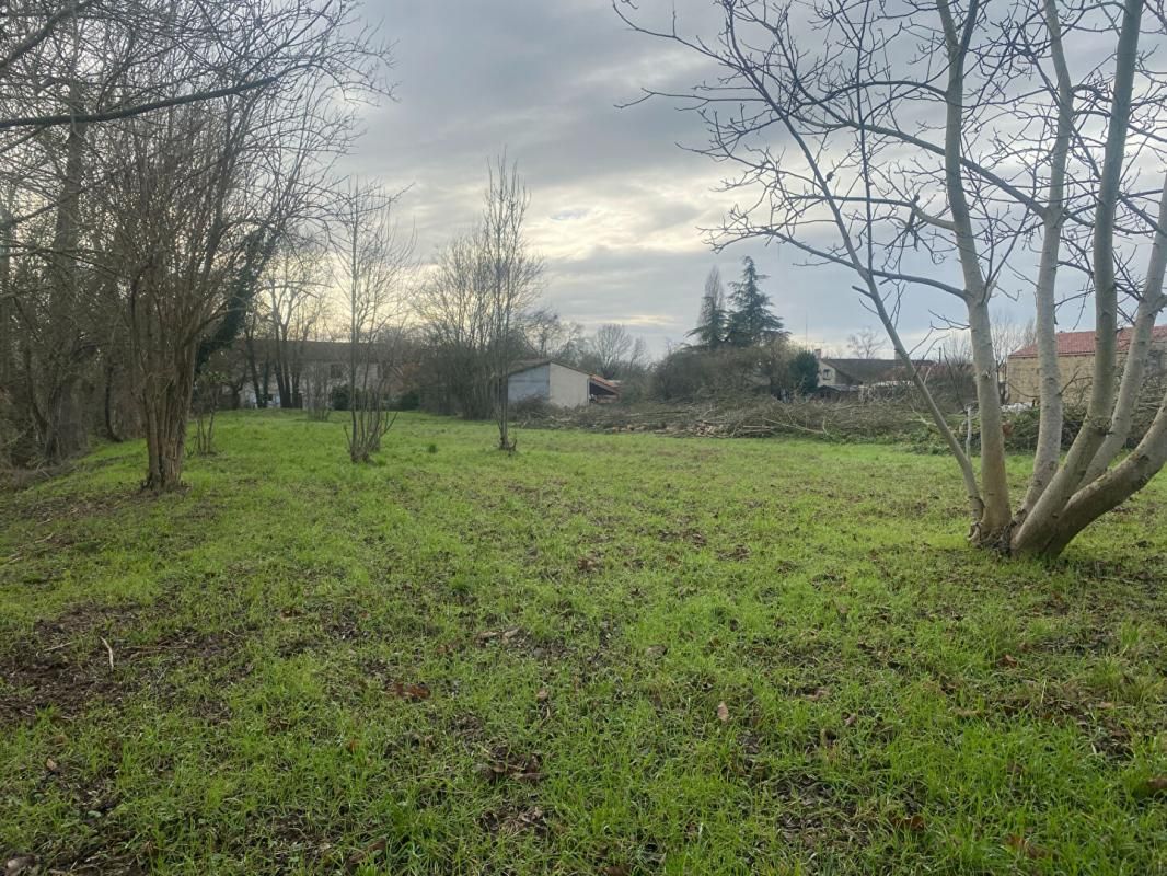PRAHECQ PRAHECQ Terrain constructible de 1610 m2 3