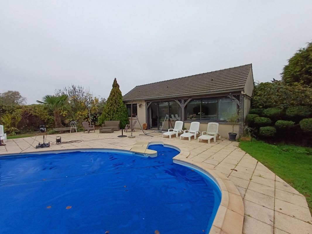 NOYON PROPRIETE avec parc arboré et piscine 3