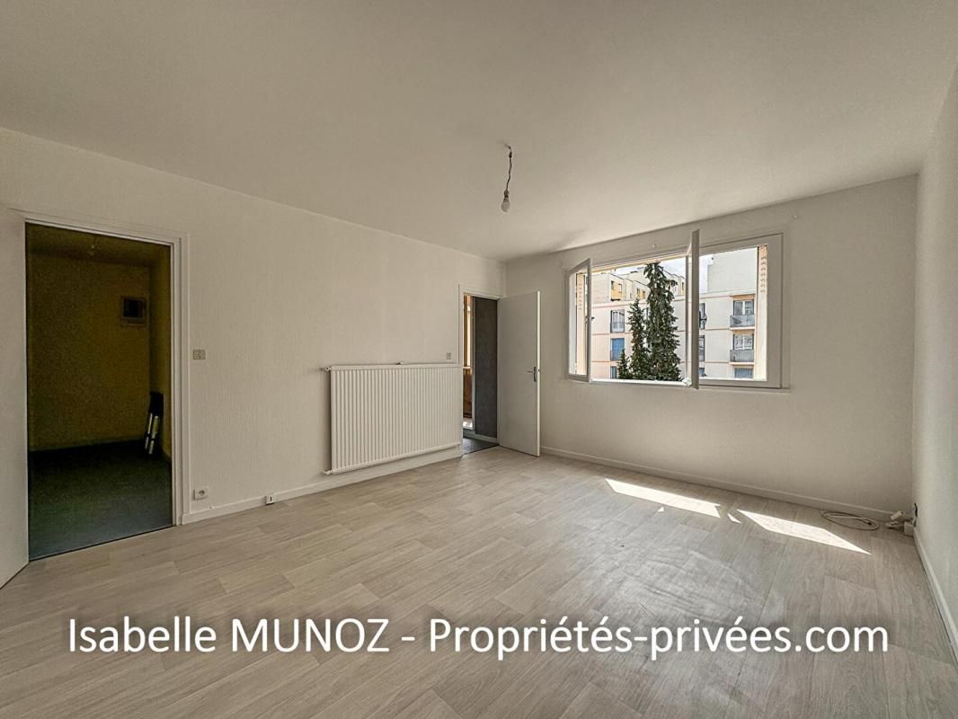 CLERMONT-FERRAND Grand studio de 31m2 avec balcon, cave et parking 2