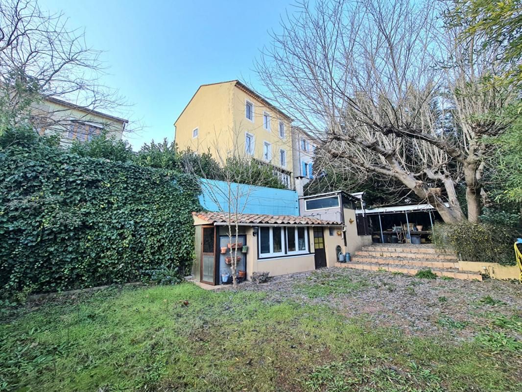 LES SALLES-DU-GARDON Maison de ville familiale sur + de 1000M² de terrain 2