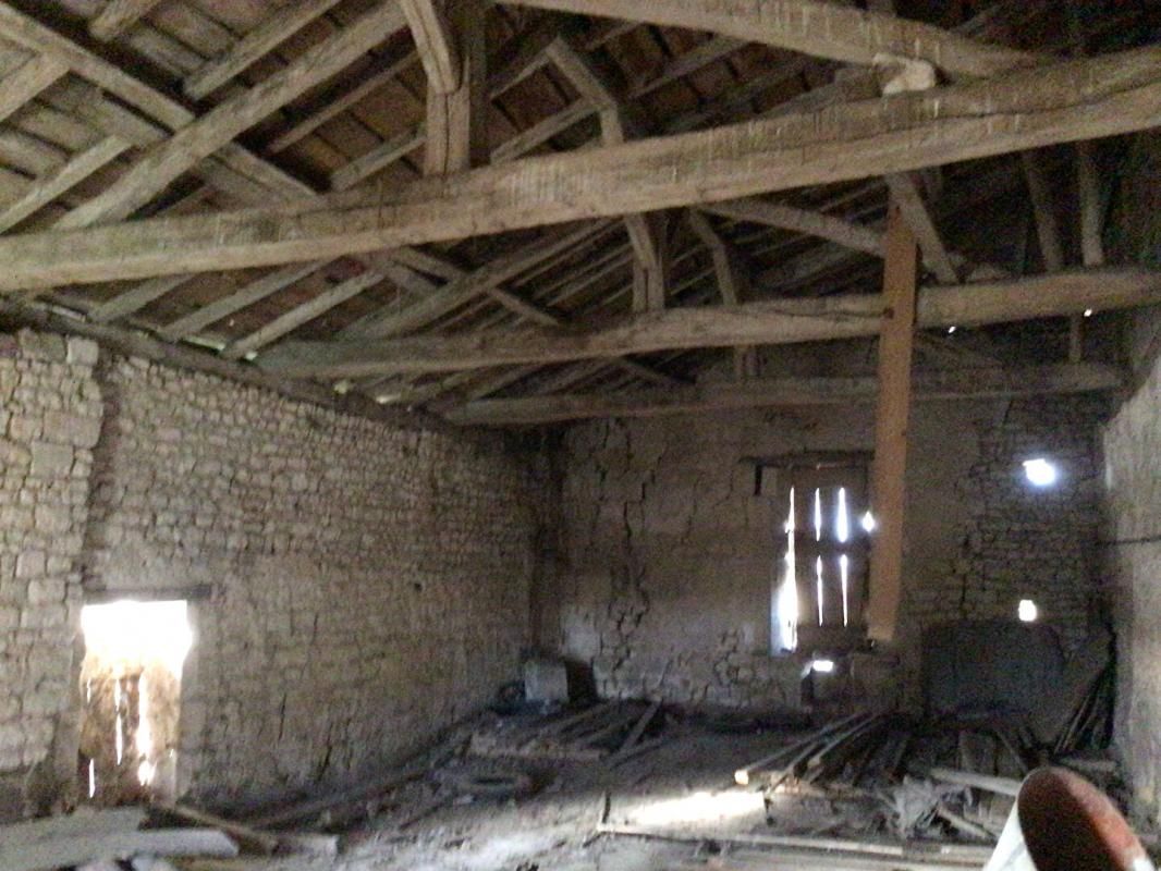 FLEAC-SUR-SEUGNE FLEAC SUR SEUGNE - IMMEUBLE A RENOVER 2