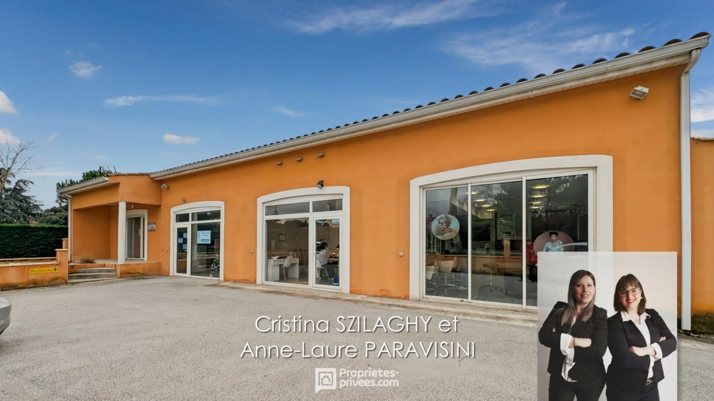 VILLENEUVE-LA-COMPTAL 4 locaux professionnels avec parking 2
