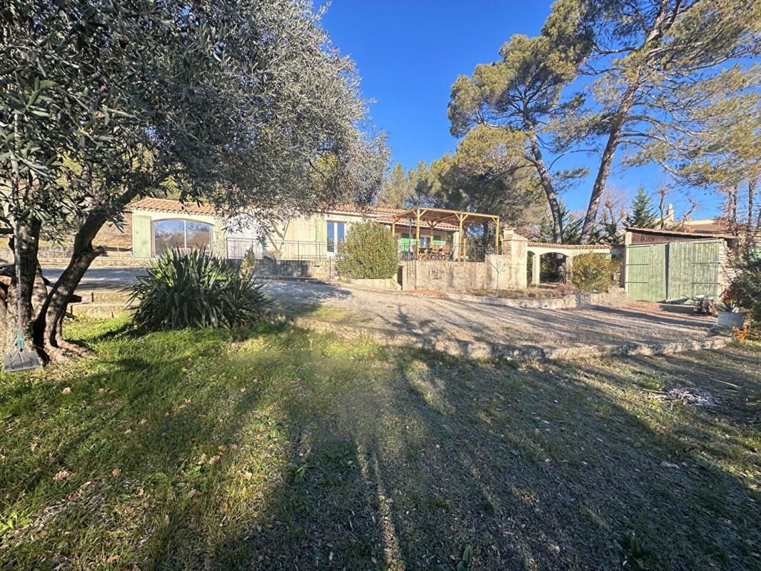 PIERREVERT, dans un environnement calme et verdoyant, Jolie VILLA de plain pied, 120 m² avec piscine et garage sur 2500 m² de terrain