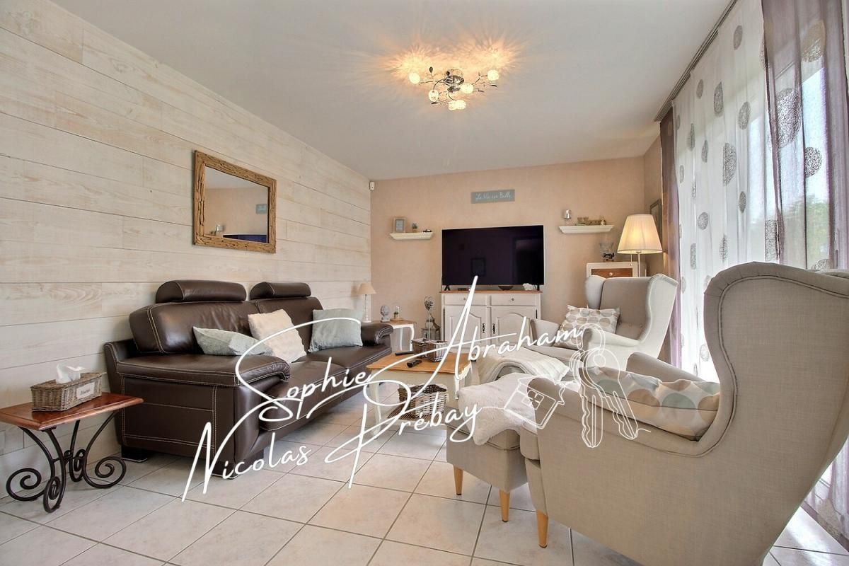 MEREVILLE Maison en pierres de 9 pièces avec dépendances, garage et terrain 4