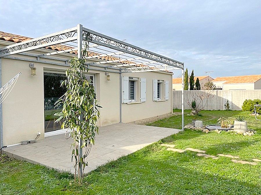 SAINT-JEAN-DE-LIVERSAY Maison de plain pied 110 m2, 4 chambres, jardin piscine 2