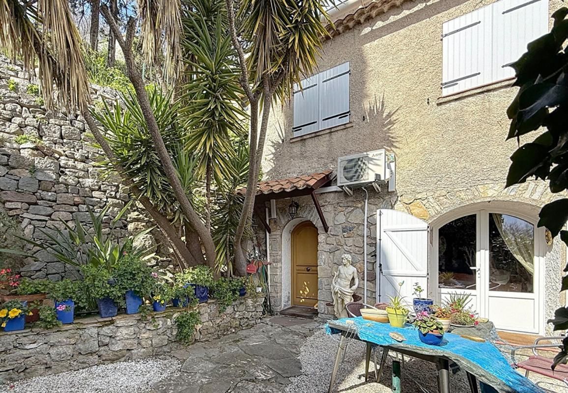 Solliès-Ville! Maison de charme de 130 m2 sur terrain de 376 m2 avec vue imprenable!