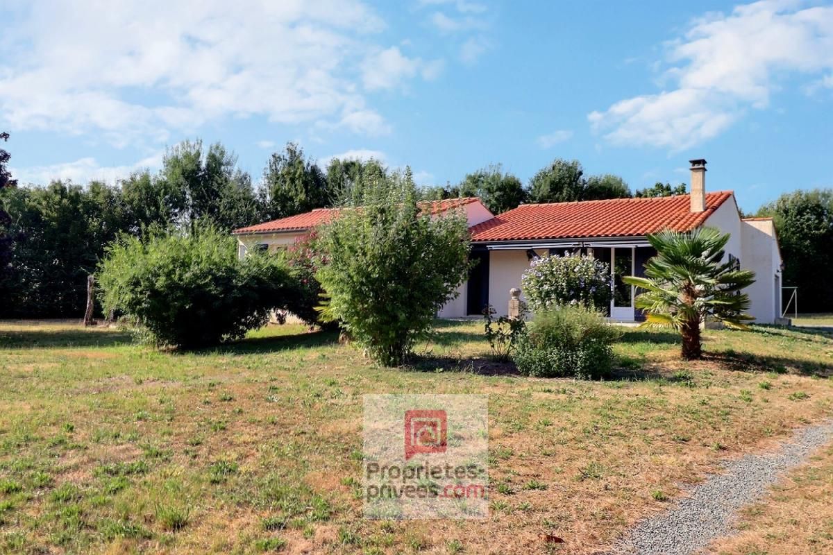 Maison Tonnay Boutonne 5 pièces 100 m2 avec garage attenant sur près de 2300 m2 env. de terrain