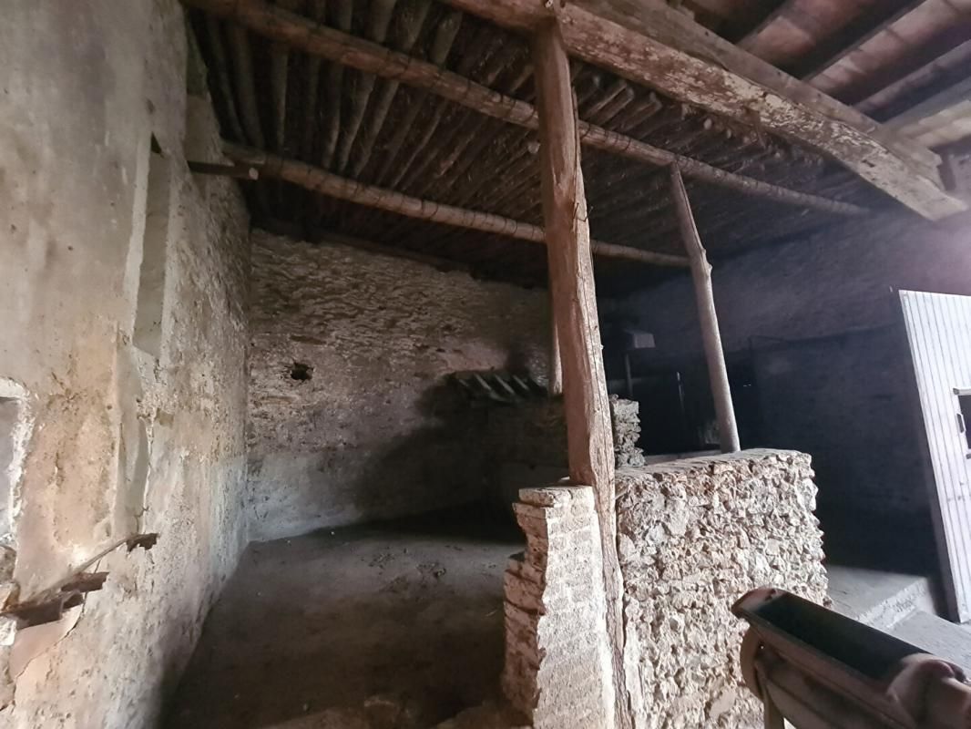 VERNON Belle grange en pierre de 363 m2 à rénover pouvant être transformée en habitation sur un terrain plat non viablilisé de 1.185 m2 - Prix : 190.620 3