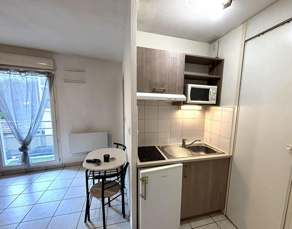 SAINT-ETIENNE Saint Etienne Sud studio de 18.5m² habitables pièce à vivre avec kitchenette, salle d'eau/WC. Balcon Ouest de 7m² 3