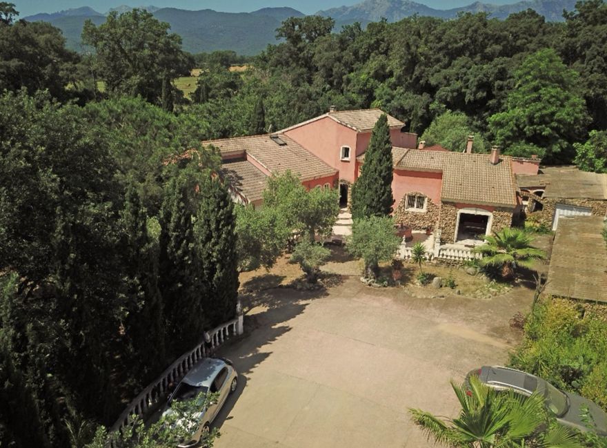 Charmante maison contemporaine de 551m² avec piscine, sur une parcelle arborée de 2 300m²