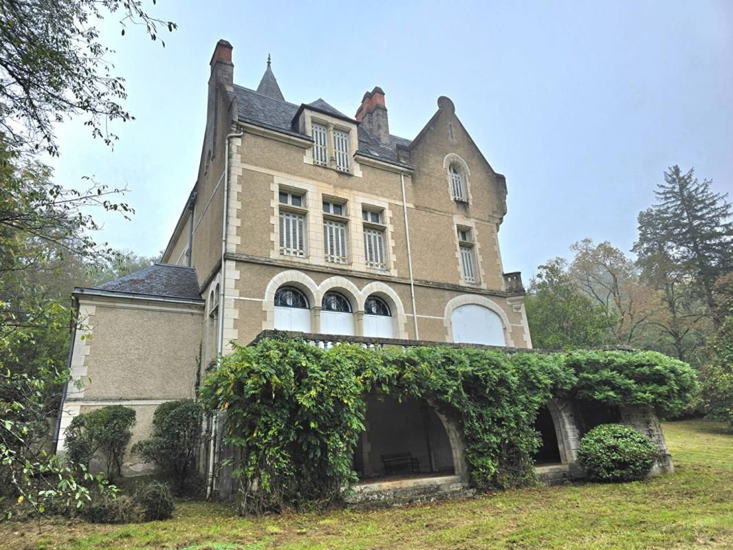 CHANCELADE Demeure de prestige de 417m2, sur un terrain de 6ha 23a 18ca, piscine, dépendance et un logement type 4 2