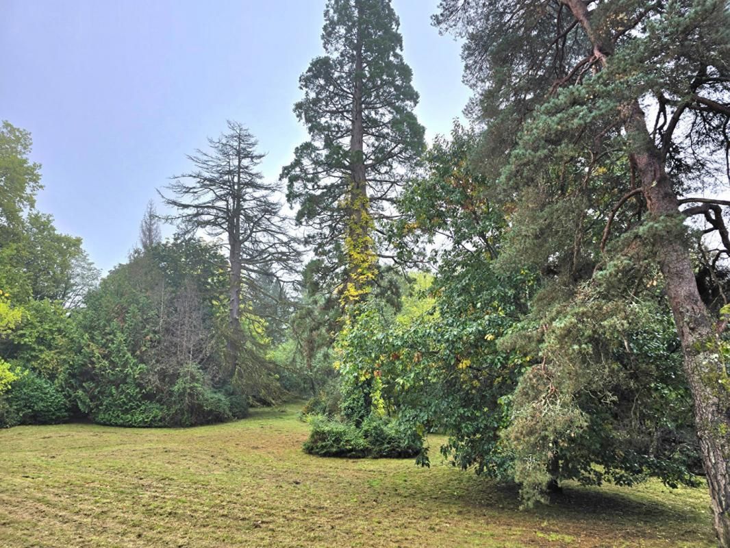 CHANCELADE Demeure de prestige de 417m2, sur un terrain de 6ha 23a 18ca, piscine, dépendance et un logement type 4 4