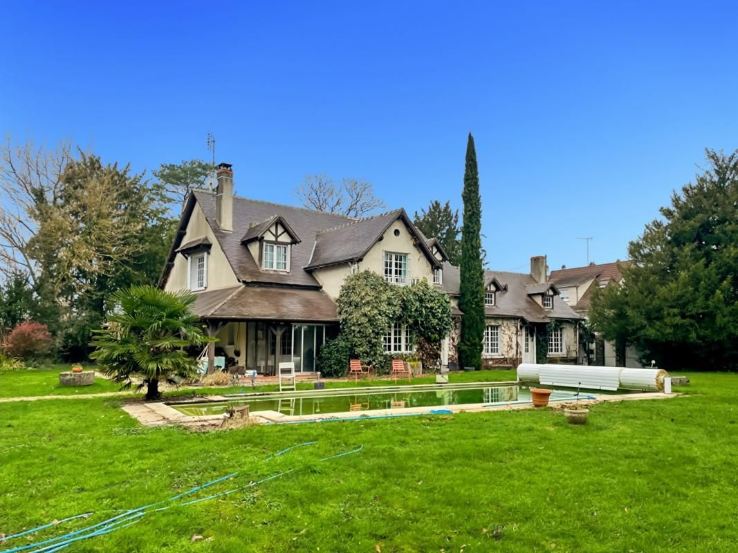 Maison de caractère à Montgivray 10 pièce(s) 252 m2